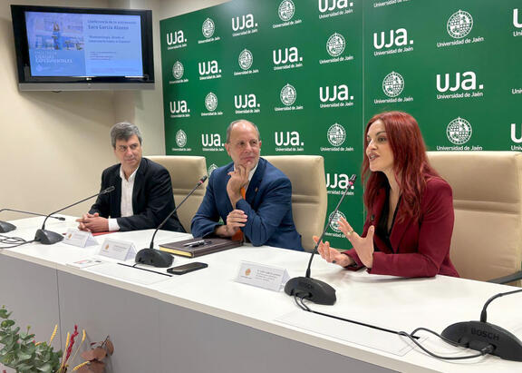 Sara García, Nicolás Ruiz y Diego Franco, durante su intervención ante los medios de comunicación.