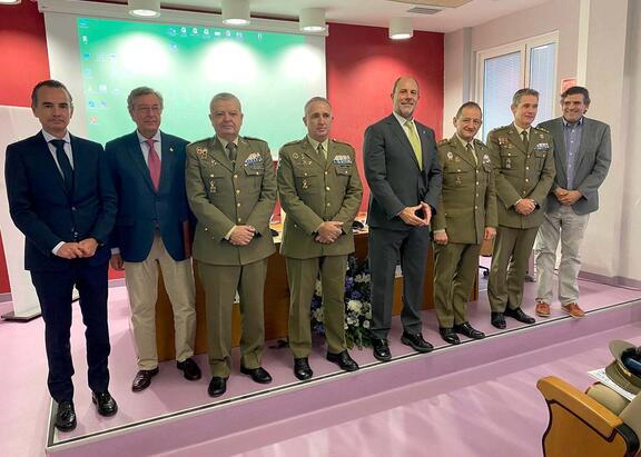 El Rector Nicolás Ruiz, junto con los directores y ponentes.