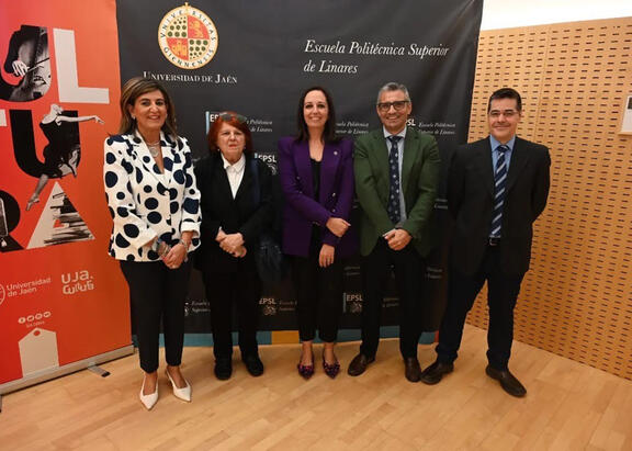 De izquierda a derecho, Mª del Rosario Jódar, concejala de Educación de Linares; la escritora Fanny Rubio, la vicerrectora de Cultura Marta Torres, el director de la EPSL Manuel Valverde y José Julio Martín Romero, director del seminario.