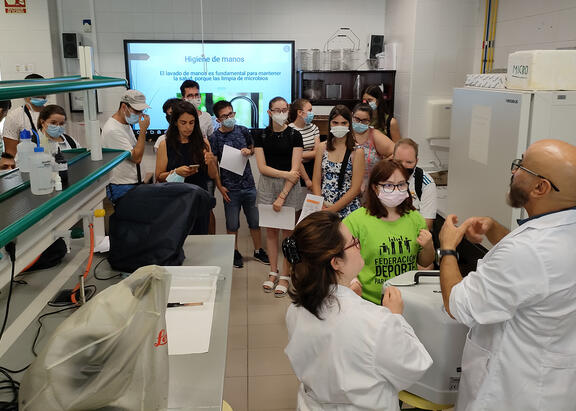Taller de Microbiología sobre higiene de manos.