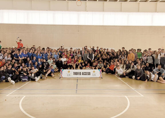 Foto de familia del Rector y representantes institucionales con alumnado participante en el torneo.