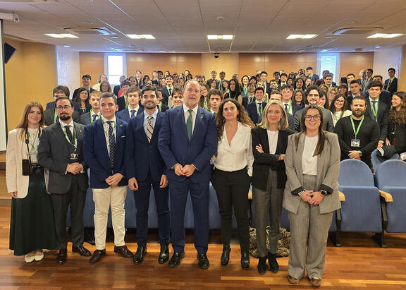 El Rector, en el centro, junto al resto de representantes institucionales, organizadores y participantes.