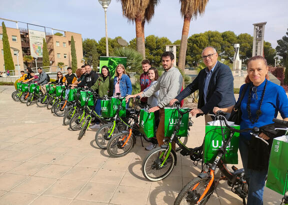 Ana Gª León y José Moyano, junto a las personas beneficiarias de  las bicicletas eléctricas.