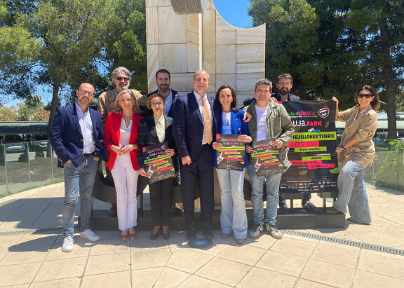 El Rector, en el centro, con miembros del Equipo de Gobierno de la UJA y responsables del festival Oleosónica.