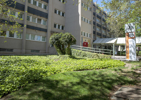 Zona verde junto al Edificio B3, en el Campus Las Lagunillas.