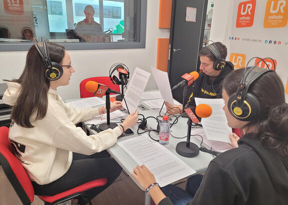 Emisión de un programa en los estudios de UniRadio Jaén.