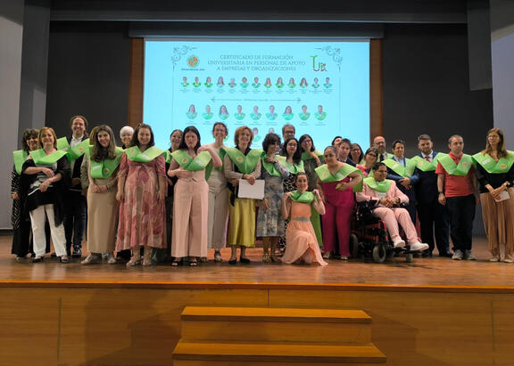 Representantes institucionales y alumnado de la 4ª promoción de UniverDI.
