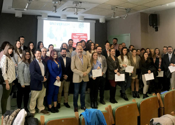 Foto de familia con representantes de la UJA, de las empresas participantes y alumnas.