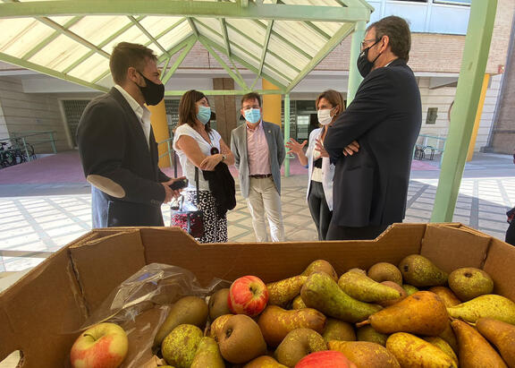 Autoridades institucionales, junto a uno de los stand donde se ha repartido fruta.