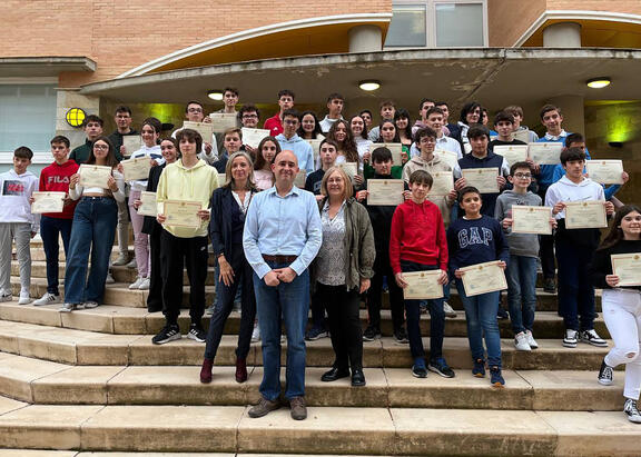 Representantes institucionales junto a participantes en la VI Olimpiada Matemática de Otoño de la UJA.