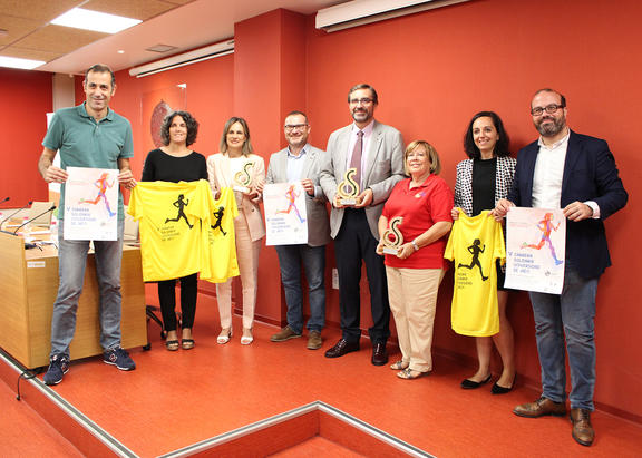 Responsables institucionales, con los trofeos, camisetas y carteles de la prueba.