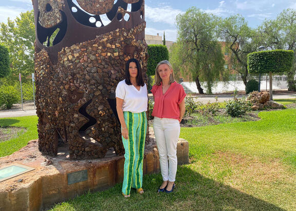 La Vicerrectora de Estudiantes y Empleabilidad, María Teresa Pérez Giménez (derecha), junto a Rosa Vallecillo Gámez, Directora de Secretariado de Empleabilidad, Emprendimiento Estudiantil y Programa Alumni.