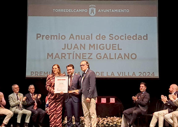 Entrega del reconocimiento a Juan Miguel Martínez Galiano.