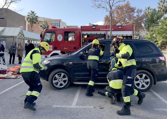 Simulacro de rescate de un vehículo a cargo de los bomberos.