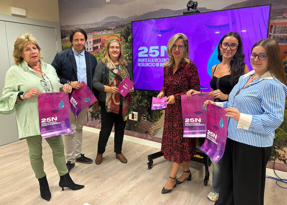 Integrantes del Vicerrectorado de Igualdad, Diversidad y Responsabilidad Social , tras la presentación de las actividades.