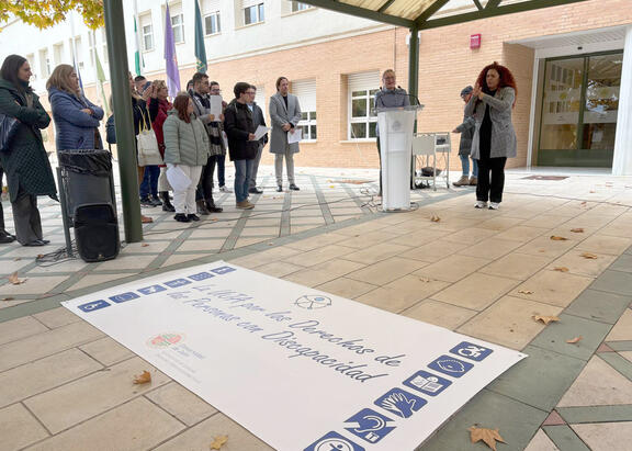 Acto conmemorativo celebrado frente el Edificio Rectorado.