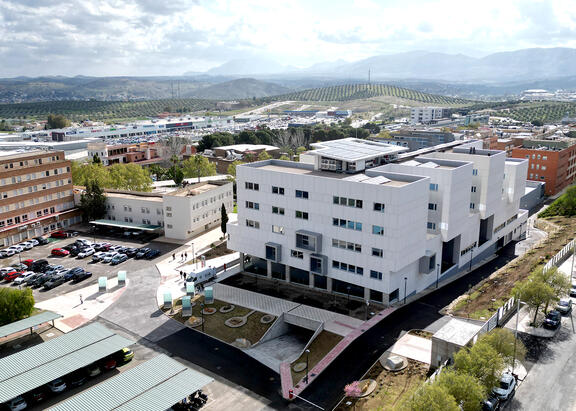 Imagen aérea del Campus Las Lagunillas, con el Edificio de Ciencias de la Salud en primer plano.