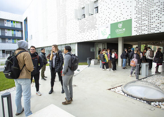Alumnado ante el Centro de Estudios Avanzados en Lenguas Modernas de la UJA.