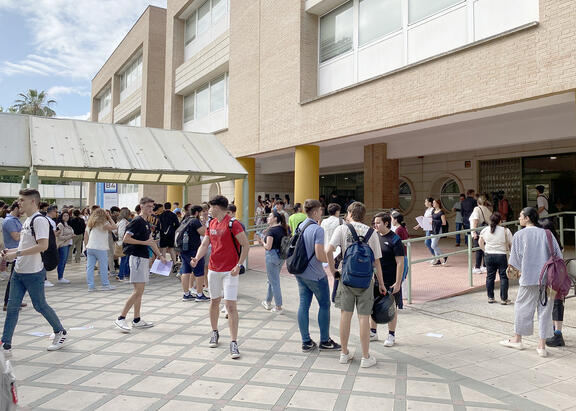 Alumnado tras la realización de las pruebas de la PEvAU de junio, en el Campus Las Lagunillas.