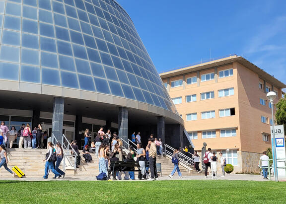 Alumnado frente al edificio A4, en el Campus Las Lagunillas.