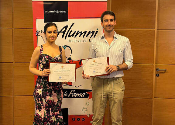 Julia España y Carlos Moral, con sus certificados.