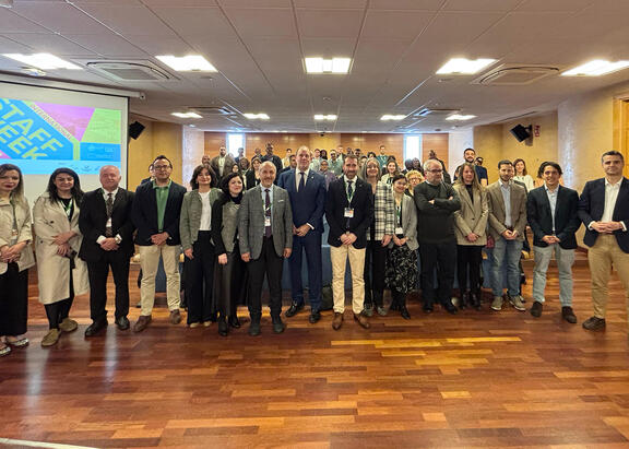 Representantes institucionales y participantes, tras el acto inaugural de la International Staff Week UJA 2025.
