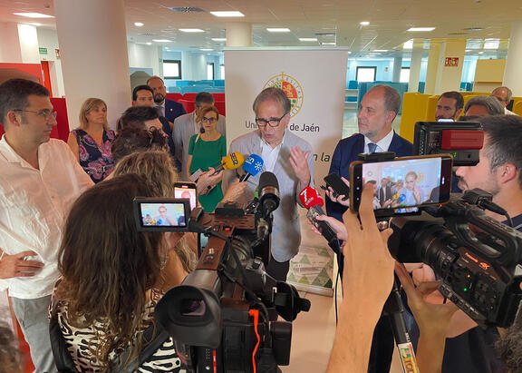 El ministro de Universidades, junto al Rector de la UJA, atiende a los medios de comunicación.