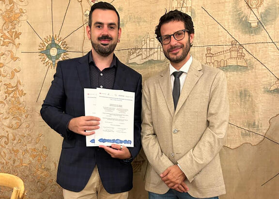 El autor del trabajo Sergio Moreno, a la izquierda, junto al profesor Emilio Cerón.