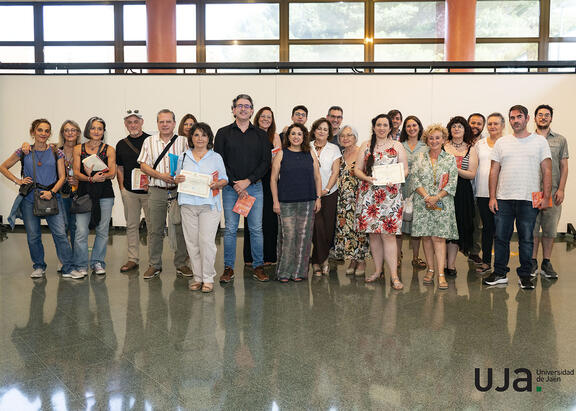 Organizadores y autores de las obras seleccionados y premiados, en la Sala de Exposiciones del Edificio Zabaleta.