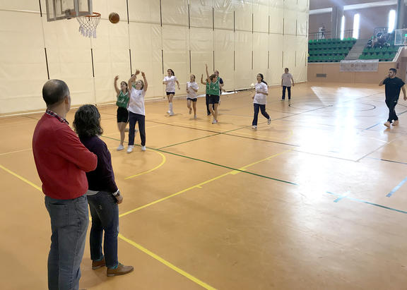 Partido de baloncesto femenino.