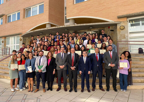 Representantes institucionales, con el alumnado becado Santander Talento.