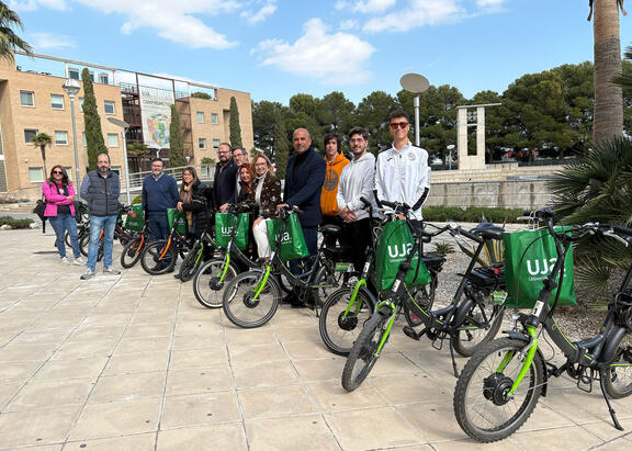 Acto de entrega de bicicletas, en el Campus de Jaén.