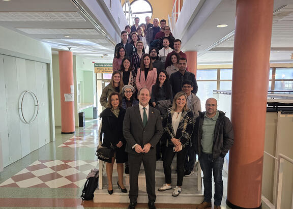 El Rector y el equipo del Vicerrectorado de Investigación y Transferencia del Conocimiento, junto con los nuevos investigadores incorporados.