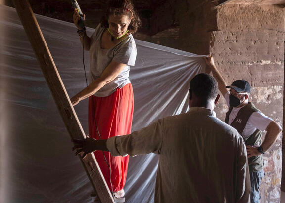 Primeros trabajos en una de las tumbas. Foto: Proyecto Qubbet el-Hawa.