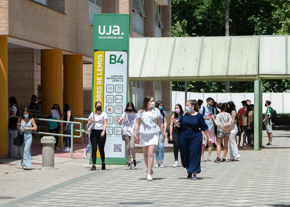 Alumnado universitario en el Campus Las Lagunillas.