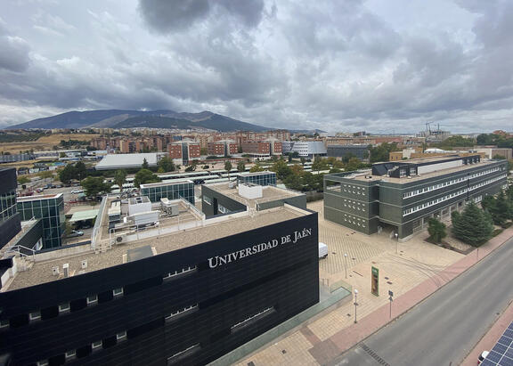 Imagen del Campus Las Lagunillas, con la ciudad de Jaén al fondo.