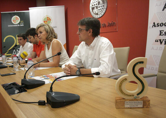 Representantes institucionales, en la presentación de la prueba.