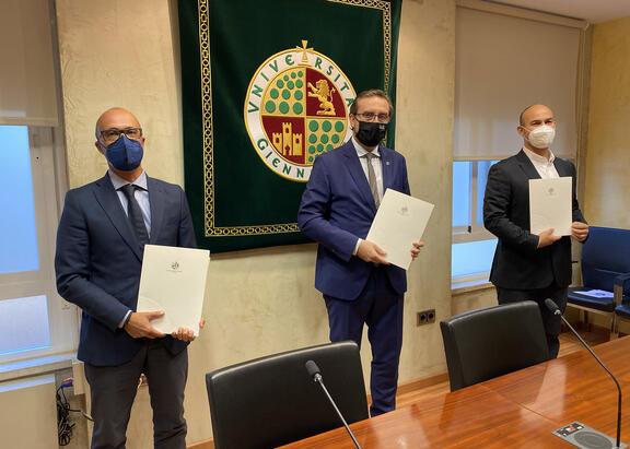 De izquierda a derecha, Juan Manuel Bueno, Juan Gómez y Julio Piedra García, tras la firma del convenio.