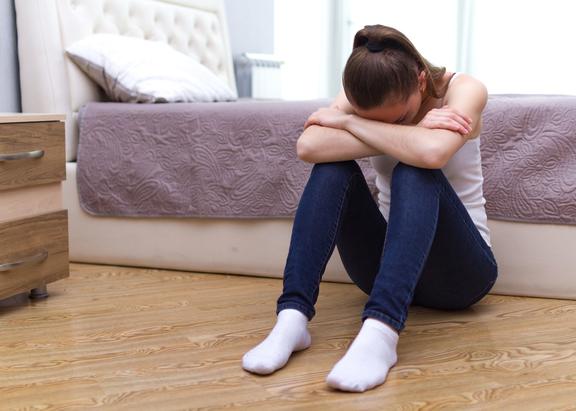 Una joven en su habitación.