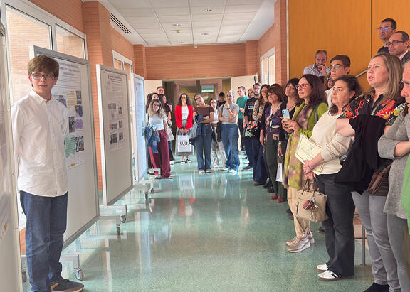 Visita guiada a la exposición de poster con explicación de alumnado.