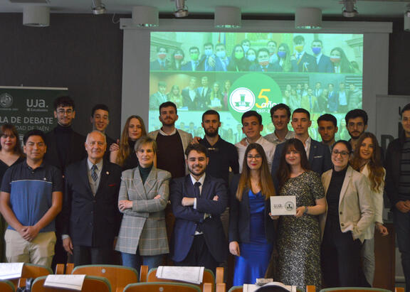 Participantes en el acto de clausura de las actividades del Aula de Debate de la UJA.