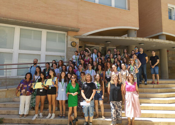 Foto de familia con representantes institucionales, mentoras y participantes.