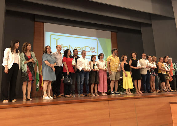Representantes institucionales, junto a responsables de las empresas donde ha realizado prácticas el alumnado.