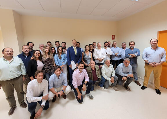 El Rector, en el centro, con organizadores y participantes en el curso.