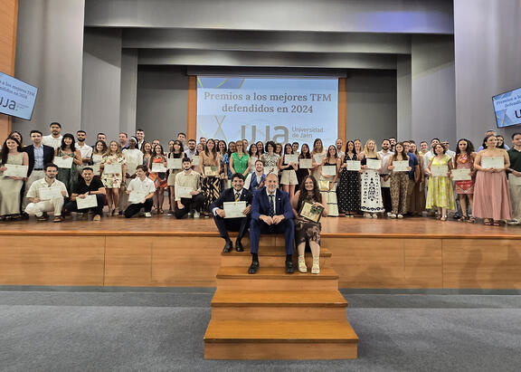 El Rector, en el centro, junto a premiados, alumnado de máster y profesorado, tras la entrega de los premios.