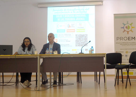 La Directora del INJUVE, Margarita Guerrero, junto al catedrático de la UJA Luis Joaquín García, en la clausura de la jornada celebrada en Málaga.