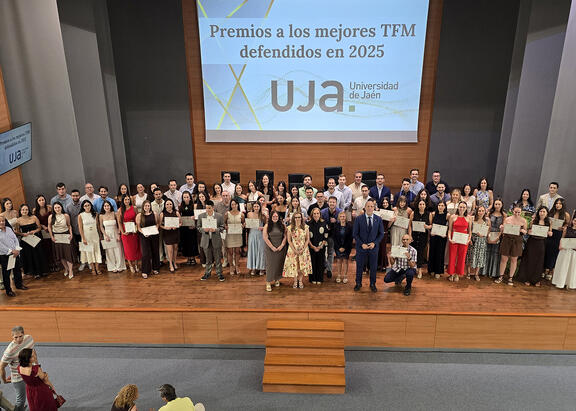 Foto de familia con premiados y representantes institucionales, tras el acto de entrega de premios.