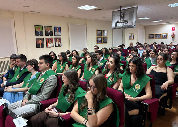 Colegiales y colegialas del CM Domingo Savio, tras la imposición de becas.