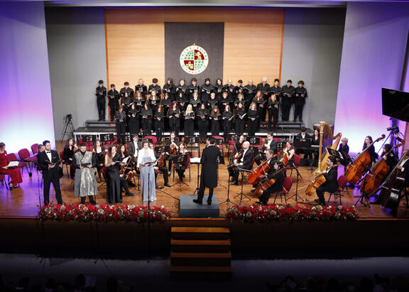 Un momento de la actuación del Coro y de la Orquesta de la UJA, en el Concierto de Navidad.