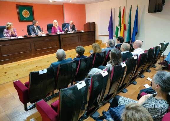 Un momento de la conferencia ofrecida por Mira Milosevich-Juaristi.